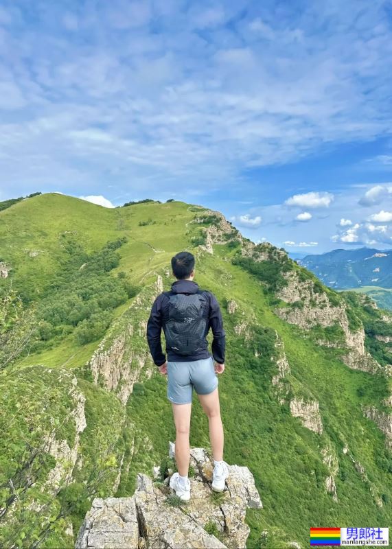 靠翘臀俘获上万网友！北京30岁小哥的裤子太紧了！ - 51虹马