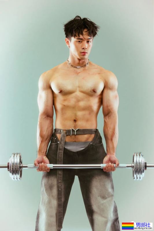 台大校草最新肌肉写真,网友:能好好穿裤子吗? - 51虹马 台大校草最新肌肉写真,网友:能好好穿裤子吗? - 51虹马