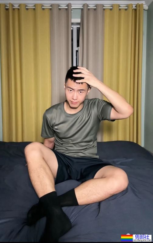 23岁山东爷们退伍小哥，穿黑袜湿身自拍 - 51虹马