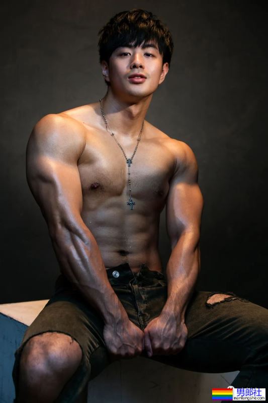 台大校草最新肌肉写真,网友:能好好穿裤子吗? - 51虹马 台大校草最新肌肉写真,网友:能好好穿裤子吗? - 51虹马