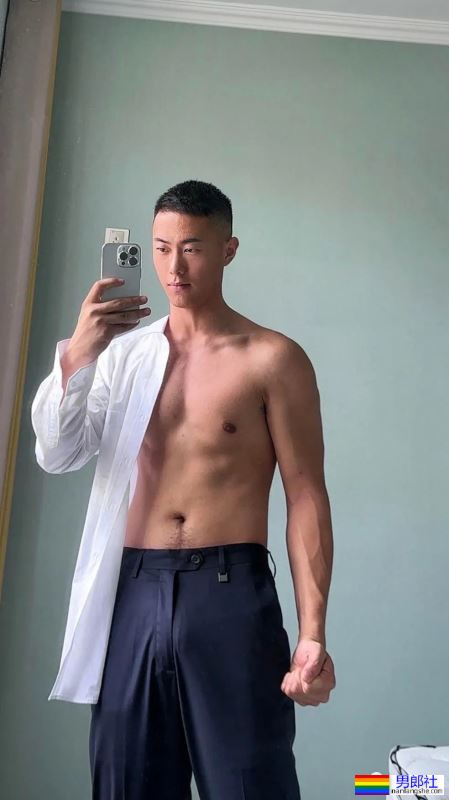 23岁山东爷们退伍小哥，穿黑袜湿身自拍 - 51虹马