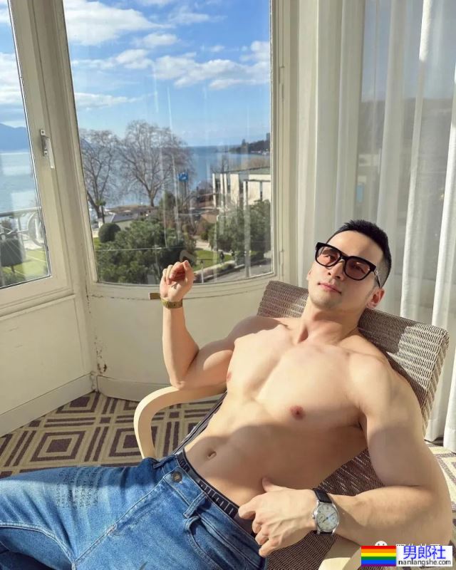 穿内裤自拍寸头型男被疯传，粗壮长腿太硬啦！！ - 51虹马