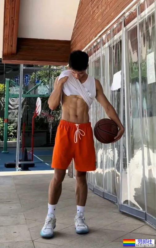 不穿衣服的肌肉司机，副驾你做不做？ - 51虹马