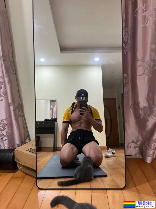 肌肉外卖员在家里玩自拍？这画面扛不住了！ - 51虹马