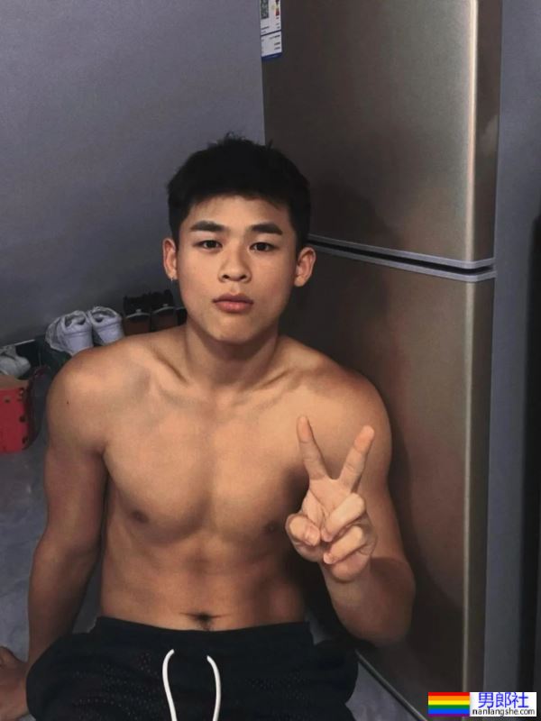 打台球露内裤秀腹肌的20岁男大学生 - 51虹马