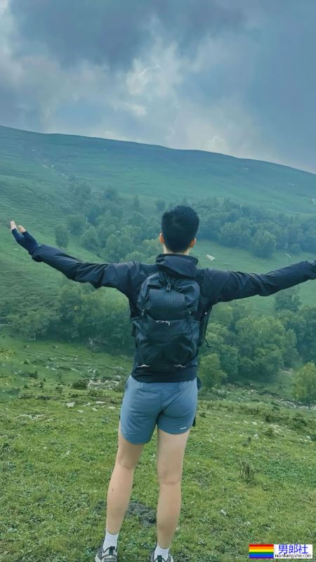 靠翘臀俘获上万网友！北京30岁小哥的裤子太紧了！ - 51虹马