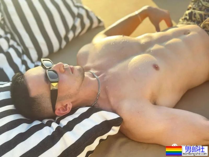 穿内裤自拍寸头型男被疯传，粗壮长腿太硬啦！！ - 51虹马