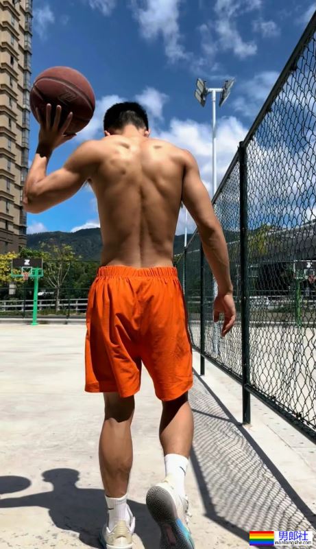 不穿衣服的肌肉司机，副驾你做不做？ - 51虹马