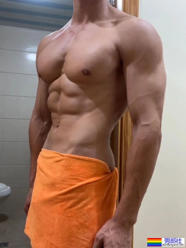 肌肉外卖员在家里玩自拍？这画面扛不住了！ - 51虹马