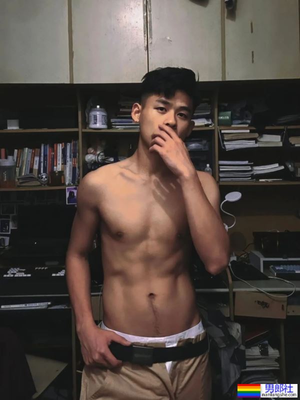 打台球露内裤秀腹肌的20岁男大学生 - 51虹马