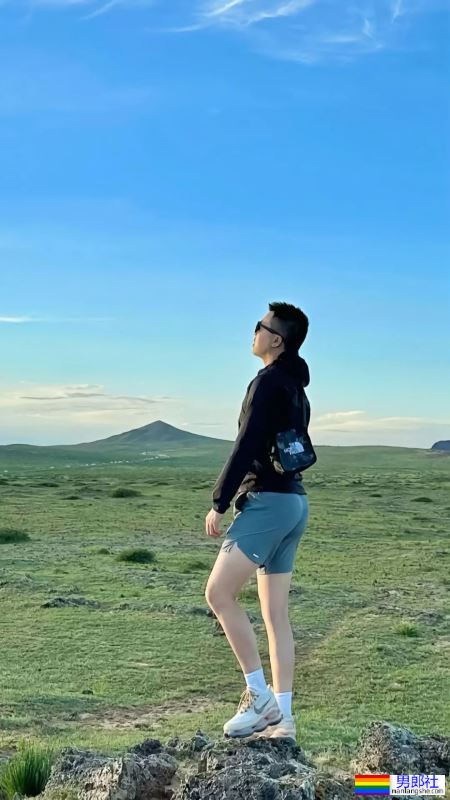 靠翘臀俘获上万网友！北京30岁小哥的裤子太紧了！ - 51虹马