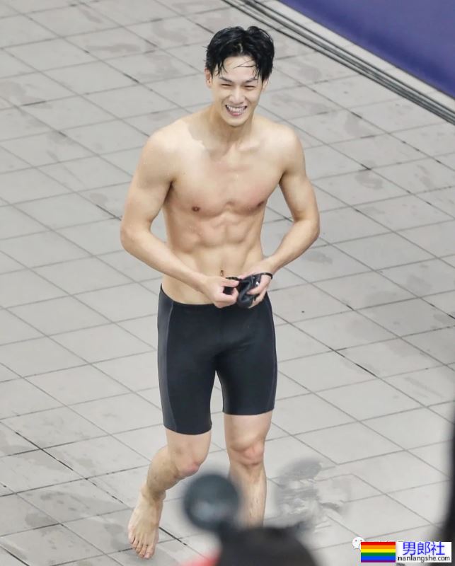 内娱新晋男菩萨来了！华中科技大学寸头小哥李昀锐洗澡片段来了！ - 51虹马