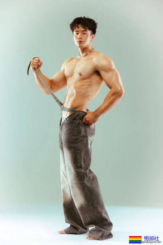 台大校草最新肌肉写真,网友:能好好穿裤子吗? - 51虹马 台大校草最新肌肉写真,网友:能好好穿裤子吗? - 51虹马