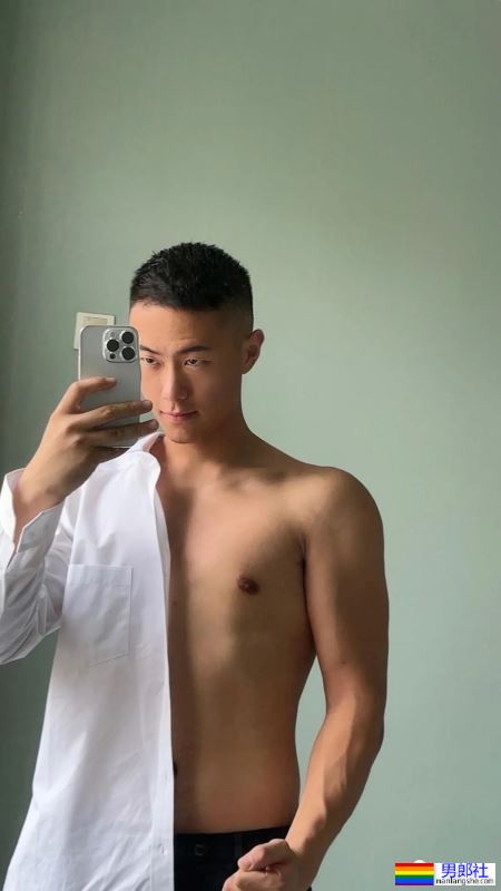 23岁山东爷们退伍小哥，穿黑袜湿身自拍 - 51虹马