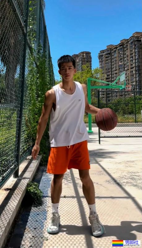 不穿衣服的肌肉司机，副驾你做不做？ - 51虹马