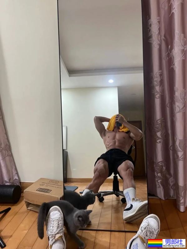肌肉外卖员在家里玩自拍？这画面扛不住了！ - 51虹马
