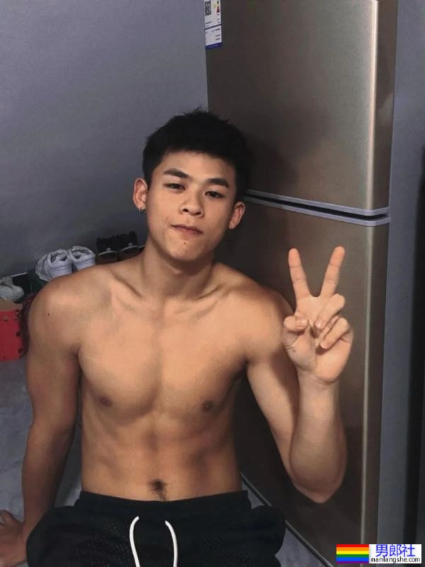 打台球露内裤秀腹肌的20岁男大学生 - 51虹马