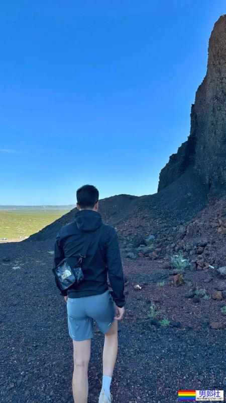 靠翘臀俘获上万网友！北京30岁小哥的裤子太紧了！ - 51虹马