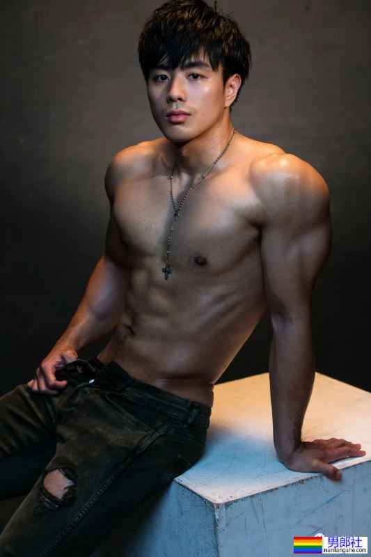 台大校草最新肌肉写真,网友:能好好穿裤子吗? - 51虹马 台大校草最新肌肉写真,网友:能好好穿裤子吗? - 51虹马