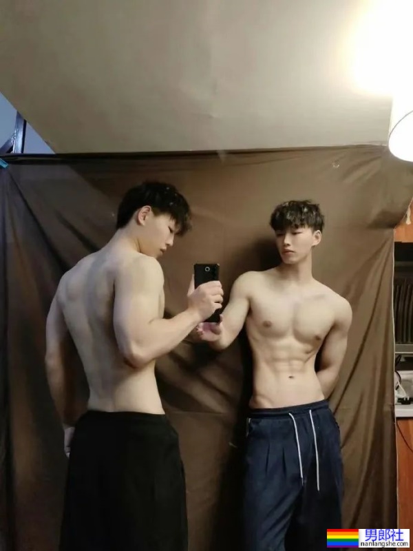 两个帅哥，双倍快乐 - 51虹马