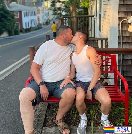 相差27岁，壮熊警官与奶狗弟弟共谱忘年恋 - 51虹马