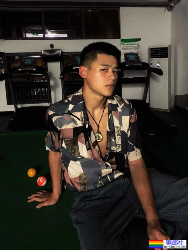 打台球露内裤秀腹肌的20岁男大学生 - 51虹马