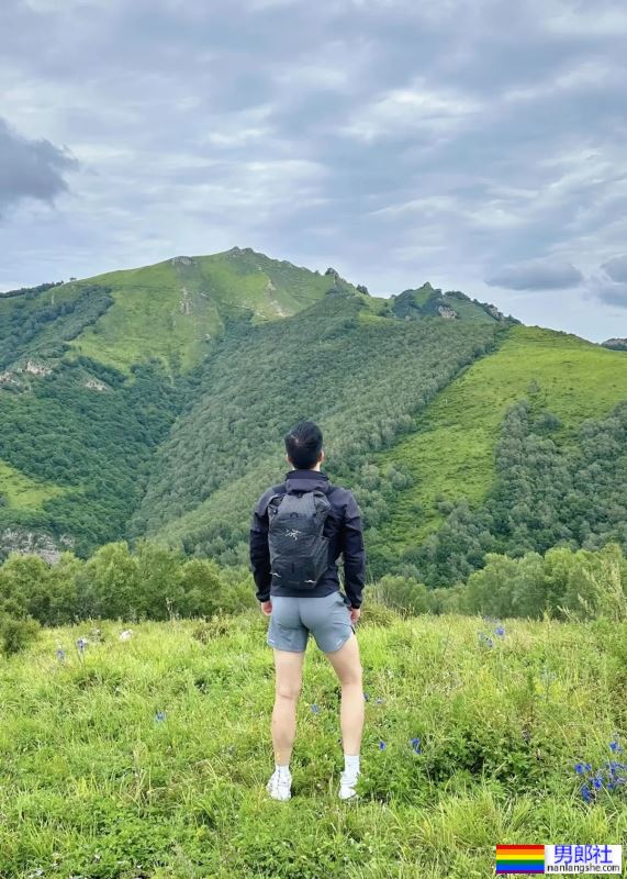 靠翘臀俘获上万网友！北京30岁小哥的裤子太紧了！ - 51虹马