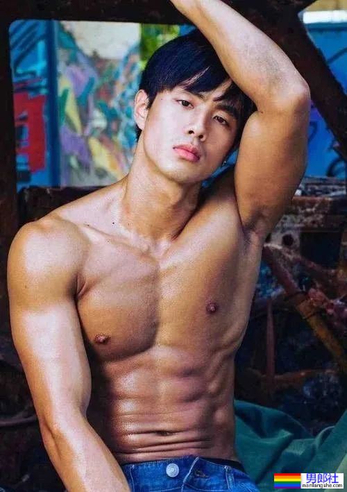 台大校草最新肌肉写真,网友:能好好穿裤子吗? - 51虹马 台大校草最新肌肉写真,网友:能好好穿裤子吗? - 51虹马