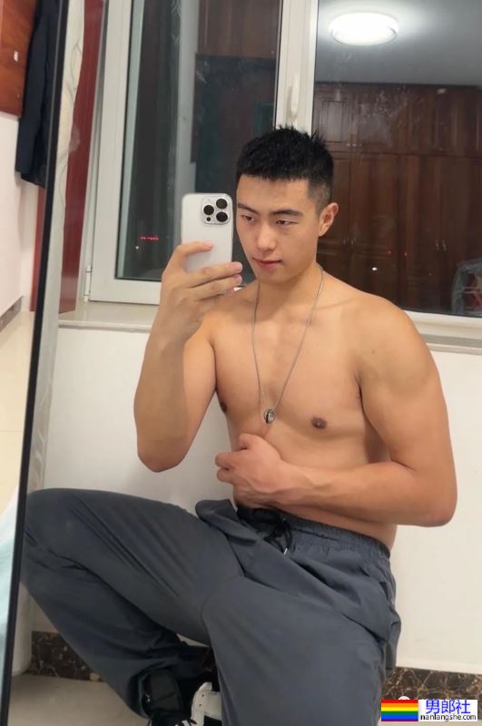 23岁山东爷们退伍小哥，穿黑袜湿身自拍 - 51虹马