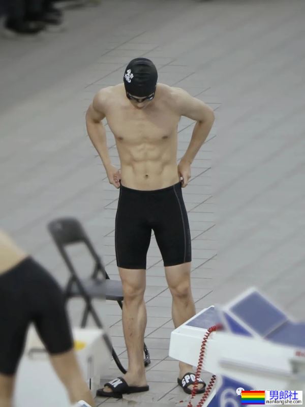 内娱新晋男菩萨来了！华中科技大学寸头小哥李昀锐洗澡片段来了！ - 51虹马