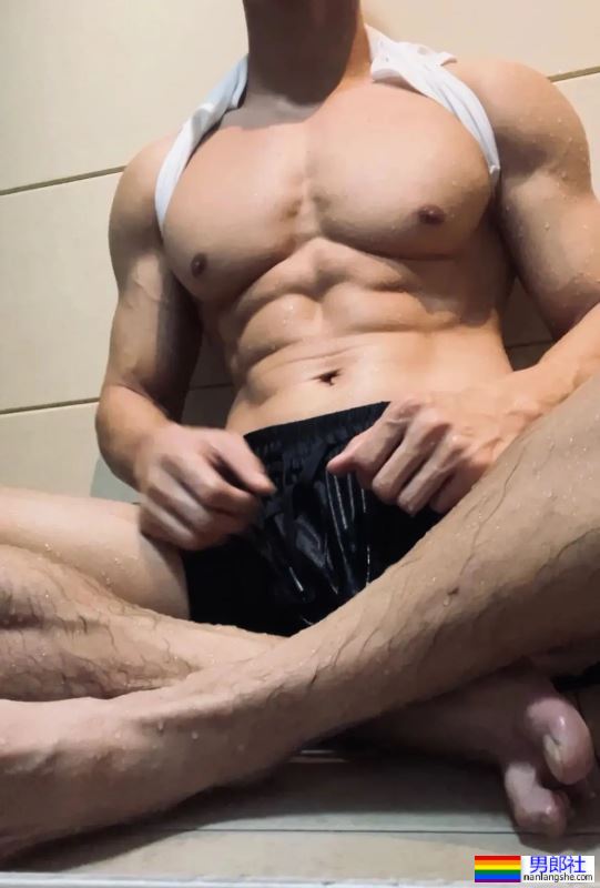 肌肉外卖员在家里玩自拍？这画面扛不住了！ - 51虹马