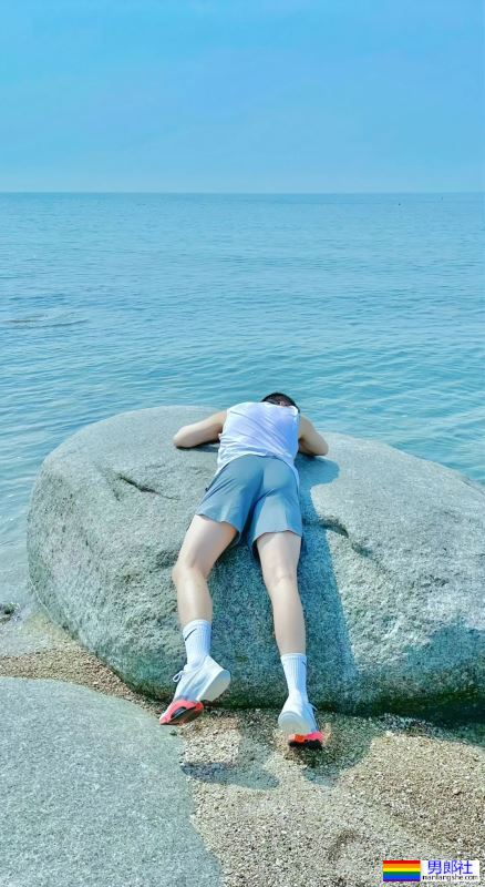 靠翘臀俘获上万网友！北京30岁小哥的裤子太紧了！ - 51虹马