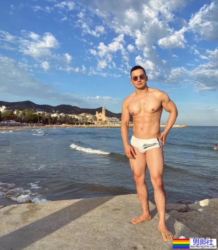 穿内裤自拍寸头型男被疯传，粗壮长腿太硬啦！！ - 51虹马