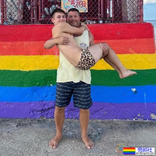 相差27岁，壮熊警官与奶狗弟弟共谱忘年恋 - 51虹马