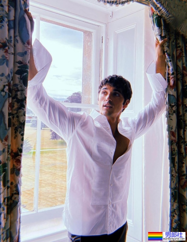 《王室绯闻守则》美国总统儿子「露毛茸茸屁股」掀热议！导演曝背后故事被赞爆 - 51虹马