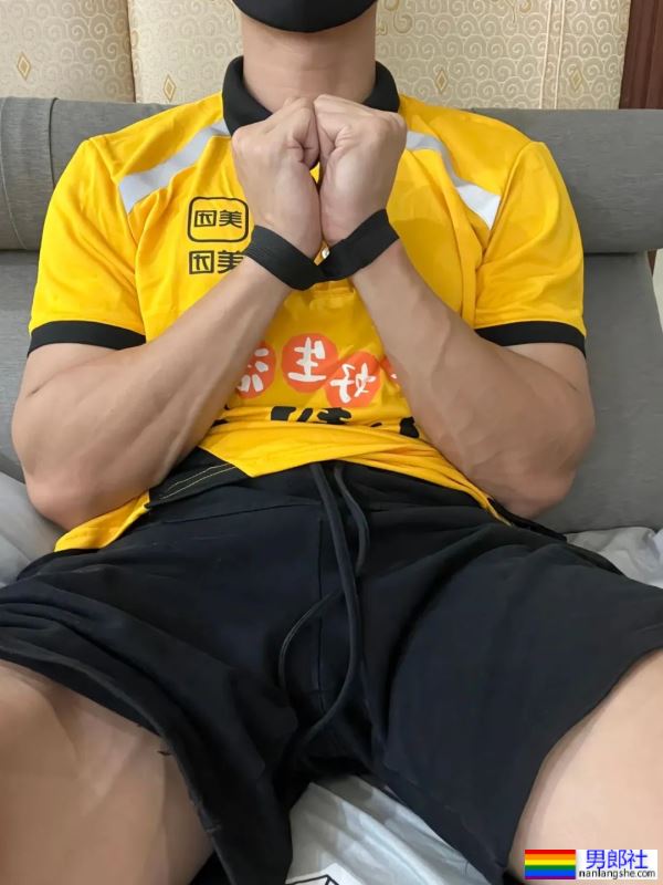 肌肉外卖员在家里玩自拍？这画面扛不住了！ - 51虹马