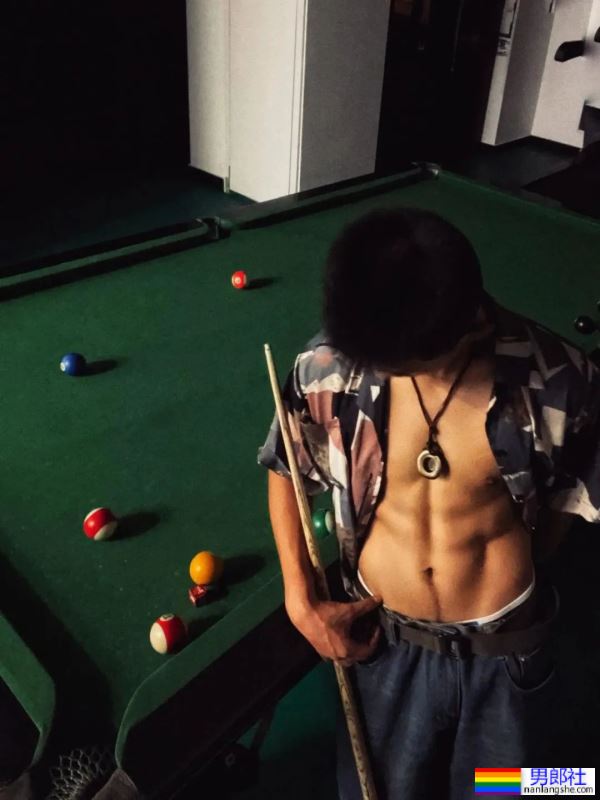 打台球露内裤秀腹肌的20岁男大学生 - 51虹马
