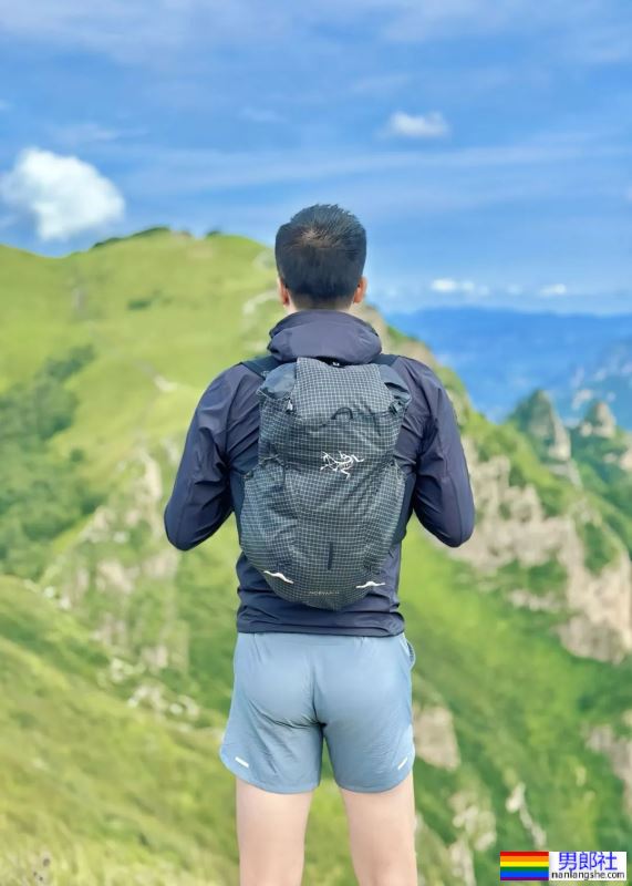 靠翘臀俘获上万网友！北京30岁小哥的裤子太紧了！ - 51虹马