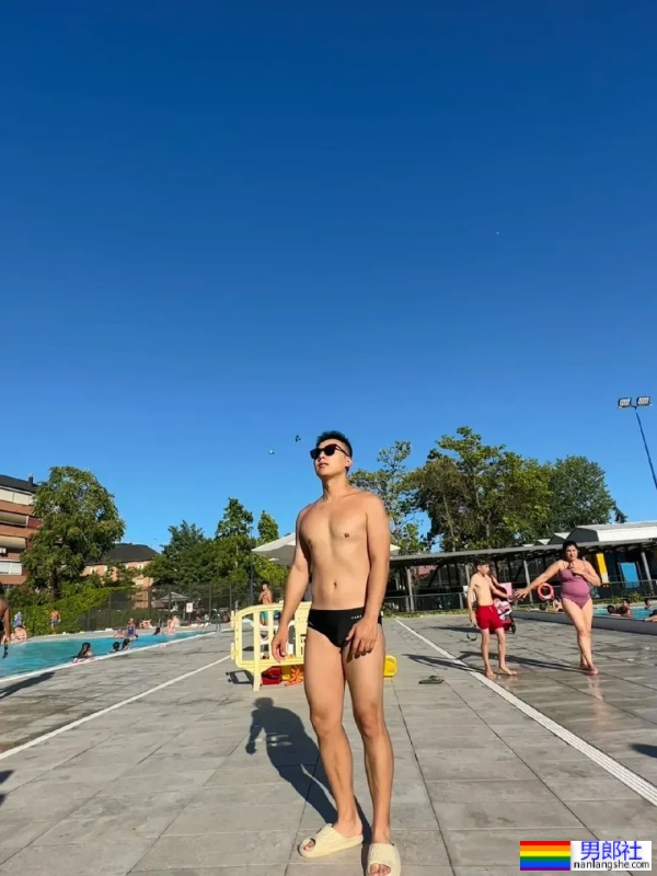 户外壮实黑皮帅哥 - 51虹马