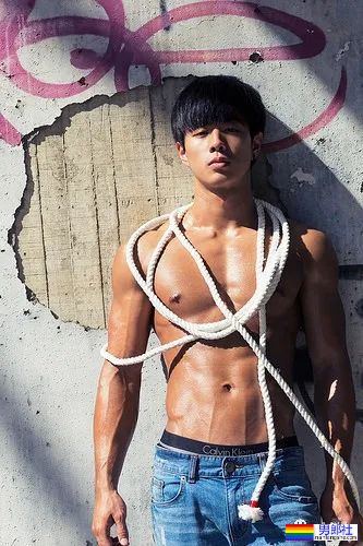 台大校草最新肌肉写真,网友:能好好穿裤子吗? - 51虹马 台大校草最新肌肉写真,网友:能好好穿裤子吗? - 51虹马