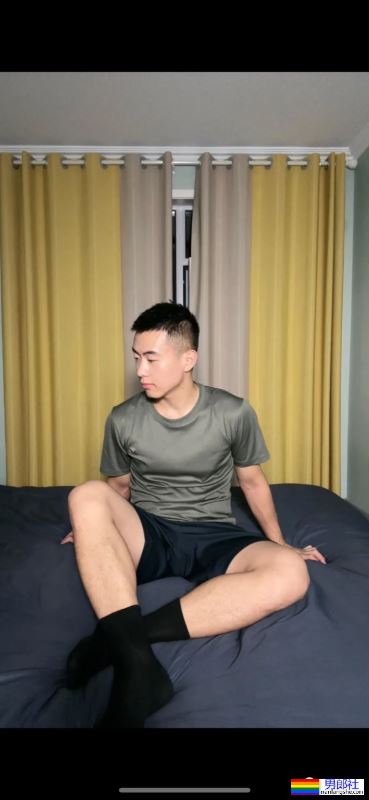 23岁山东爷们退伍小哥，穿黑袜湿身自拍 - 51虹马