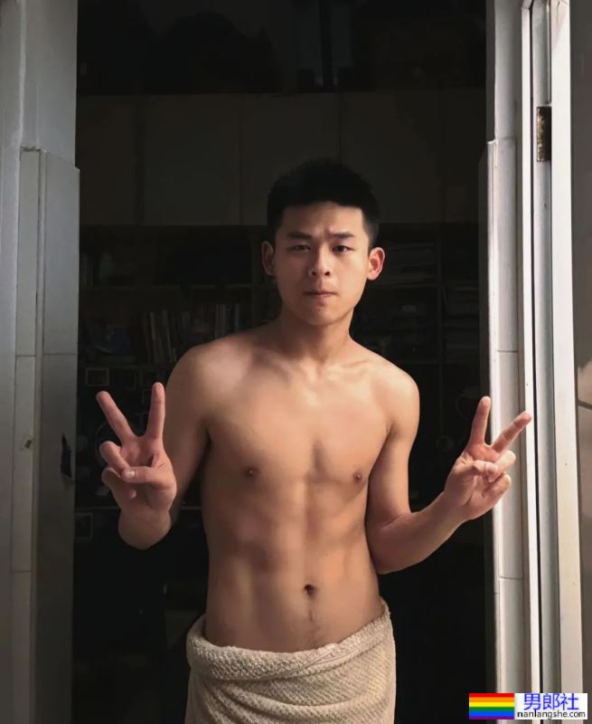 打台球露内裤秀腹肌的20岁男大学生 - 51虹马