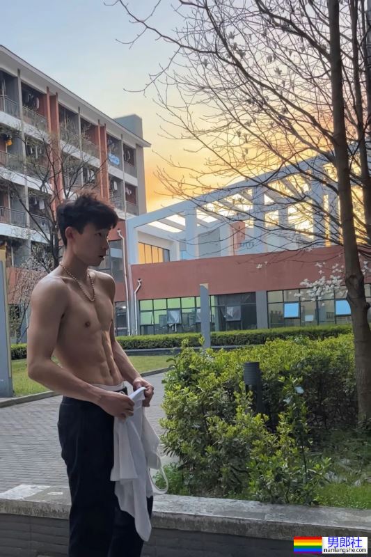 江苏腹肌男大学生，宿舍筋肉身材照太顶了 - 51虹马