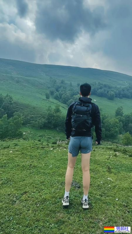 靠翘臀俘获上万网友！北京30岁小哥的裤子太紧了！ - 51虹马