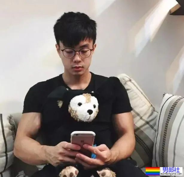 台大校草最新肌肉写真,网友:能好好穿裤子吗? - 51虹马 台大校草最新肌肉写真,网友:能好好穿裤子吗? - 51虹马