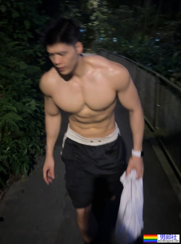 无法拒绝这样的泳裤小哥，太爱了！ - 51虹马
