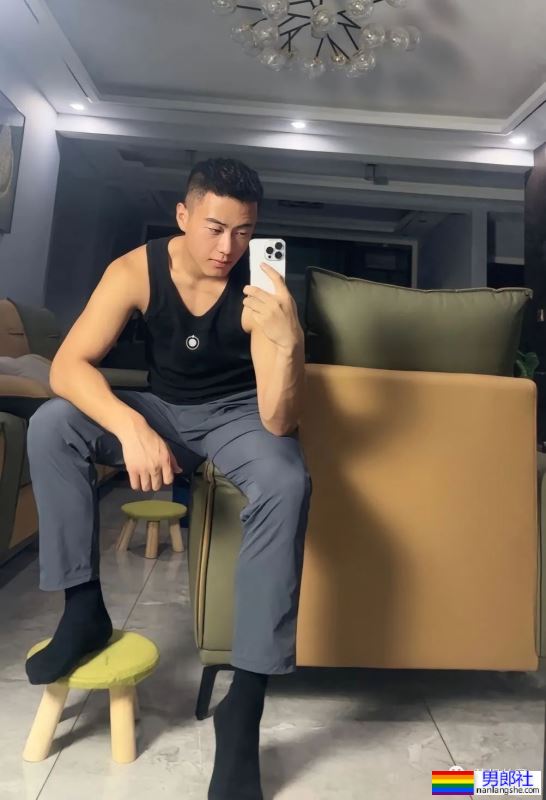 23岁山东爷们退伍小哥，穿黑袜湿身自拍 - 51虹马