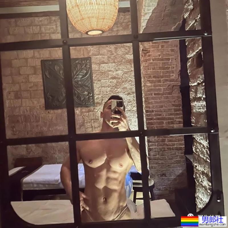 穿内裤自拍寸头型男被疯传，粗壮长腿太硬啦！！ - 51虹马