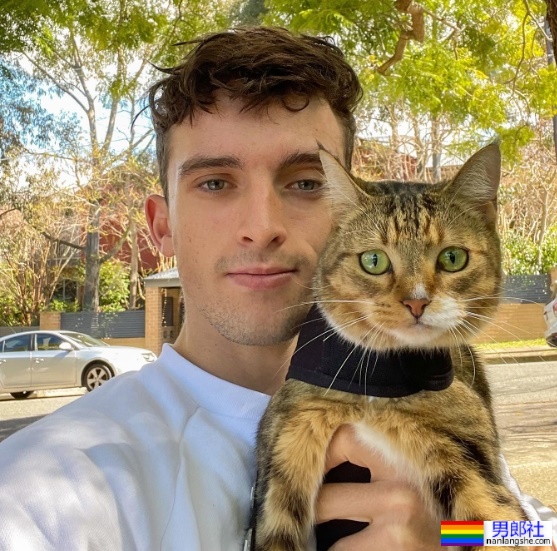 同志体操运动员Heath Thorpe打破常规夺冠!疯狂晒猫引网暴动:他跟猫谁比较美? - 51虹马 同志体操运动员Heath Thorpe打破常规夺冠!疯狂晒猫引网暴动:他跟猫谁比较美? - 51虹马