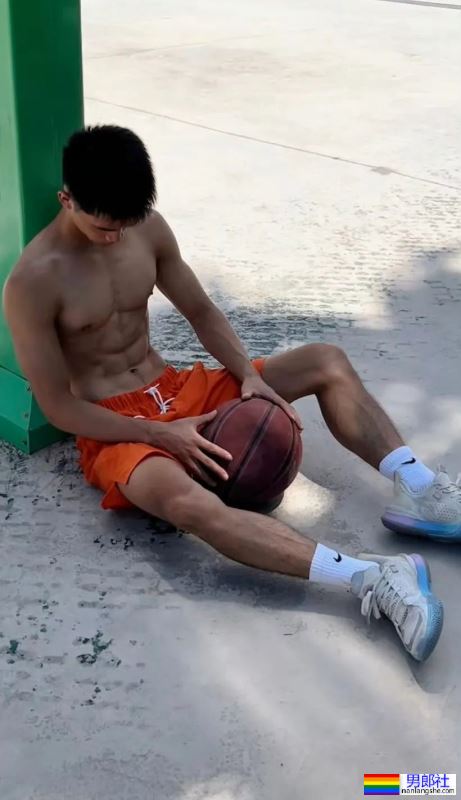 不穿衣服的肌肉司机，副驾你做不做？ - 51虹马